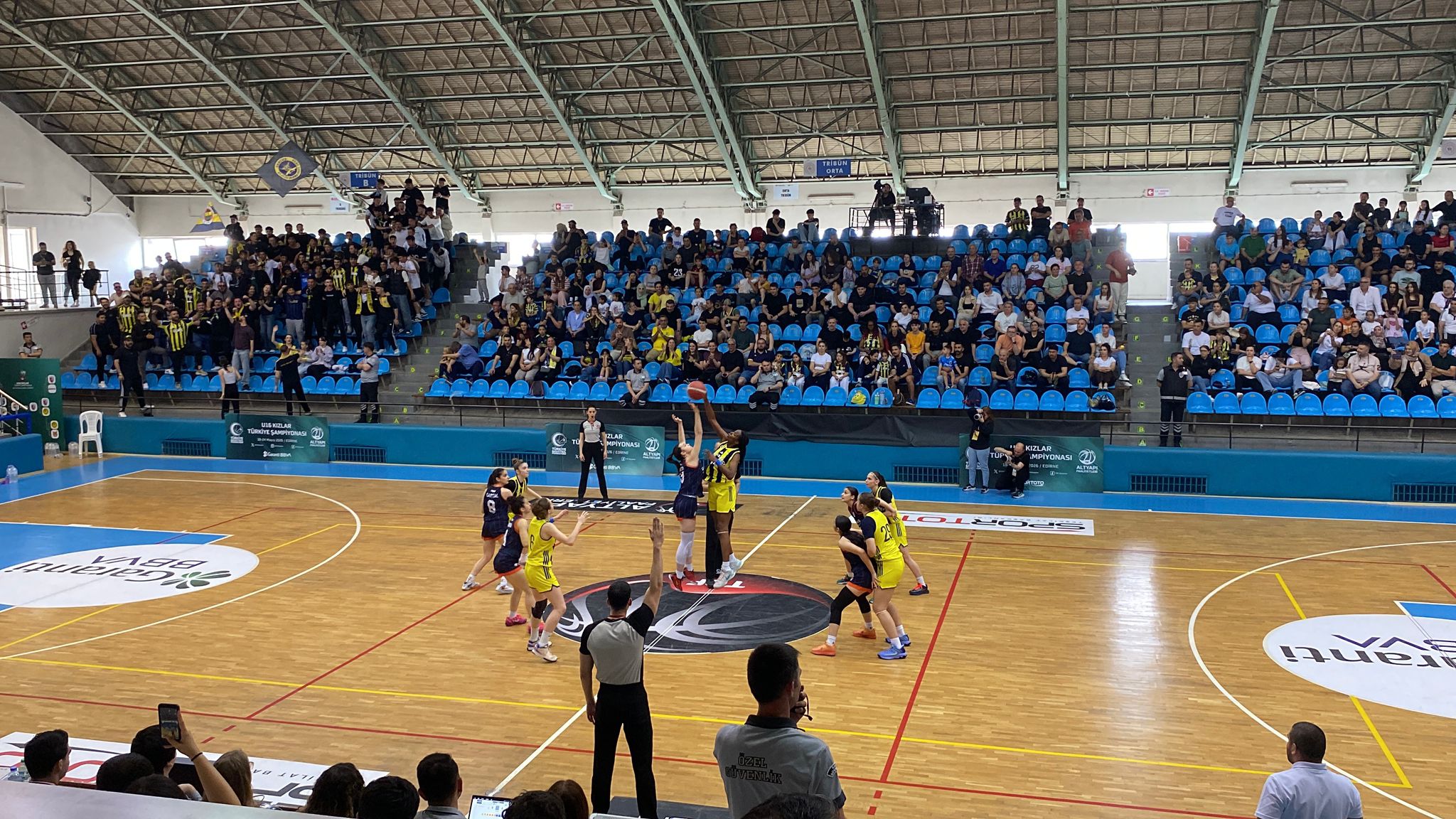 Edirne’nin ev sahipliği yaptığı U16 Kızlar Basketbol Türkiye Şampiyonasında final maçı oynandı.